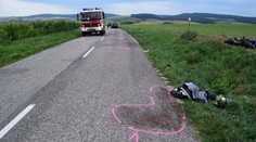 Vážna nehoda v Radošovciach: Motorkár nezvládol predbiehanie, zrazil sa s autom