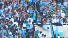 Kamery zachytili smrť futbalového fanúšika. Po bitke prišiel osudný skok
