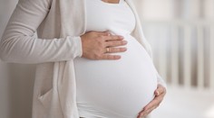 Tehotnú ženu trápili bolesti, no z nemocnice ju prepustili. Muž ju o dva dni našiel doma mŕtvu