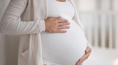 Tehotnú ženu trápili bolesti, no z nemocnice ju prepustili. Muž ju o dva dni našiel doma mŕtvu