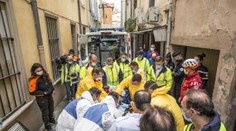 Tristokilového muža museli vyprostiť z domu. Potrebovali na to žeriav