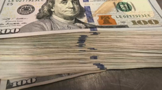 Muž si v bare objednal dve vody, nechal prepitné 10-tisíc dolárov