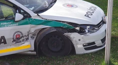 FOTO: Mladá vodička na BMW nabúrala do policajtov, skončili mimo cesty