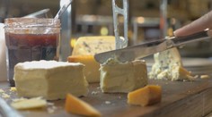 Vysokoškoláci ako na salaši. V novej učebni dokážu vyrobiť všetky mliečne produkty