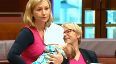 Prepísala históriu. Poslankyňa dojčila bábätko v parlamente