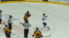 Hokejový zbabelec! Prilbu použil ako svoju zbraň