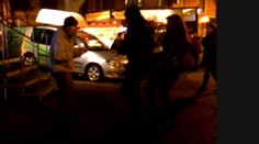 Video: Bezdomovec roztancoval vianočné trhy v Bratislave