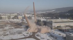 VIDEO: Obrovské komíny v Dubnici nad Váhom museli zrovnať so zemou. Stačil na to jeden odpal