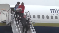 VIDEO: Posmieval sa Bidenovi, teraz ho dobehla minulosť. Americký senátor zišiel schody po zadku