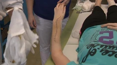 Unikátna operácia a opäť na Slovensku. Lekári zachránili dievčatku ruku
