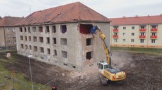 Nekompromisné riešenie. V Partizánskom deložovali už 200 rodín, bytovky postupne búrajú