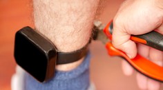 Odsúdený Slovák žaluje britské ministerstvo vnútra. Monitorovací náramok má škodiť jeho duševnej pohode