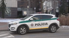 Dráma na úrade v Trenčíne. Vtrhol tam vyzbrojený muž a zaútočil na policajtov