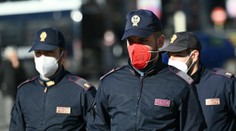 Talianski policajti protestujú: Nechcú nosiť ružové respirátory