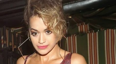 Rita Ora chcela byť sexy a provokovať, namiesto toho sa len strápnila