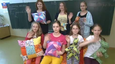 Deti šijú hračky. Pomáhajú vážne chorých rovesníkom
