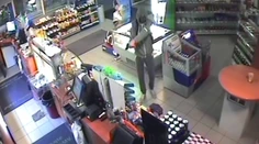 Tento ozbrojený mladík v sivej mikine prepadol benzinku