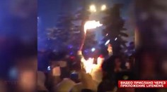 Bežcovi s pochodňou horel rukáv (video)