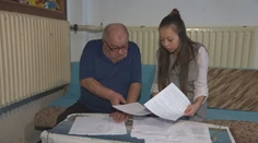 Doplatili na chybu úradníka: Na vnučku mu priespieval štát, teraz od nej pýta preplatok