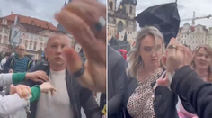 VIDEO: Lietali päste aj dáždniky. Ruskí turisti v Prahe napadli dobrovoľníkov, ktorí zbierali peniaze pre Ukrajinu