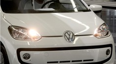 Namiesto taxíkov stoja v Bratislave biele elektromobily. Car sharing už funguje