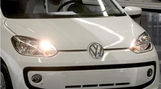 Namiesto taxíkov stoja v Bratislave biele elektromobily. Car sharing už funguje
