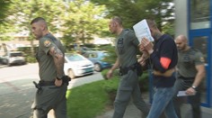 Mohol odvrátiť zrak, no neurobil tak. Nebyť hrdinského suseda, ženu by dobodali pred očami jej detí