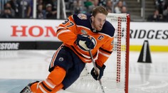McDavid dostal za úder do hlavy trest na dva zápasy. Zaplatiť musí aj vysokú pokutu