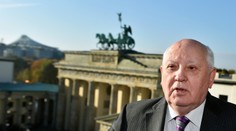 Gorbačov sa stretol s Merkelovou. Naznačil kurz