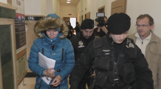 Slzy jej na súde nepomohli: Za dobodanie kamaráta zostáva dvojnásobná matka za mrežami