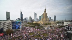 V centre Varšavy demonštrujú proti vláde tisíce ľudí. Pochod zvolal dva týždne pred voľbami Donald Tusk