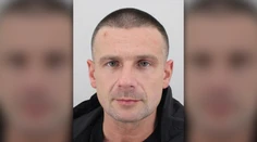 Vytiahol zbraň a postrelil dievča (13). Česká polícia pátra po ozbrojenom mužovi