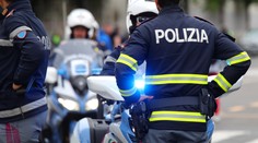 Mladíkov v Taliansku zadržali po skupinovom znásilnení dievčat vo veku 10 a 12 rokov. Celé si to mali nakrúcať