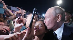 Po zvláštnom Putinovom ťahu sa v Rusku hovorí o dvojníkovi. V dave si podával ruky a bozkával dievčatá