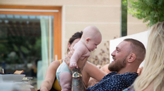 Aj bojová mašina sa vie zmeniť na milujúceho otca. McGregor sa teší zo synčeka