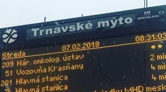 Nervóznych cestujúcich pobavila elektronická tabuľa: Schválne, vidíte tú hrúbku?