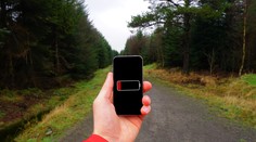 Večný problém smartfónov bude minulosťou. Európska komisia chce presadiť prelomovú novinku