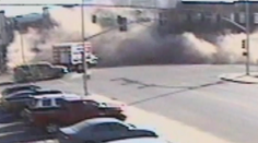 Bláznivá naháňačka: Žena na ukradnutom aute zdemolovala budovu