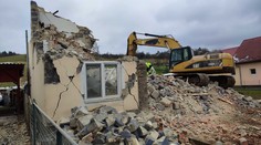 V Baškovciach búrajú prvý dom poškodený zemetrasením. Rodina so štyrmi deťmi v ňom zažila chvíle hrôzy