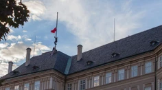 Recesisti prezlečení za kominárov vyvesili nad Pražským hradom obrie trenírky