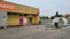 Výbuch v Ivanke pri Nitre rozmetal bankomat. Zlodeji zobrali kazety s tisíckami eur