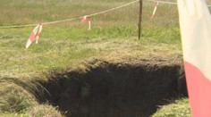 Na Záhorí sa prepadla zem aj s kombajnom. Vodič mal "z pekla šťastie"