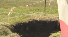 Na Záhorí sa prepadla zem aj s kombajnom. Vodič mal "z pekla šťastie"