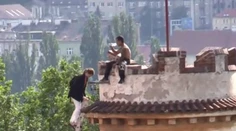 Polonahý cudzinec hadzál v Prahe na ľudí z veže tehly. Vydržal 15 hodín