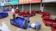 Pri záplavách v Číne zahynulo najmenej 56 ľudí