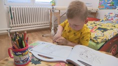 Timotej má už od pôrodu nehybnú ruku. Po operáciách sa to lepší, liečba je však náročná