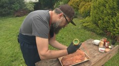 Vyštudoval aplikovanú ekonómiu, teraz je z neho grilmajster. Pozrite si jeho tipy