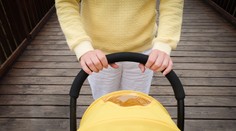 Ročné dievča zahynulo, keď okoloidúci vlak zdvihol zo zeme buginu