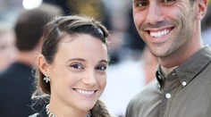 Nie je to už priveľa? Tehotná, polonahá a len v saku prišla na odovzdávanie cien