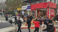 Extrémny vietor v Turecku: Kamery zachytili, ako ľuďom padali na hlavy kusy striech